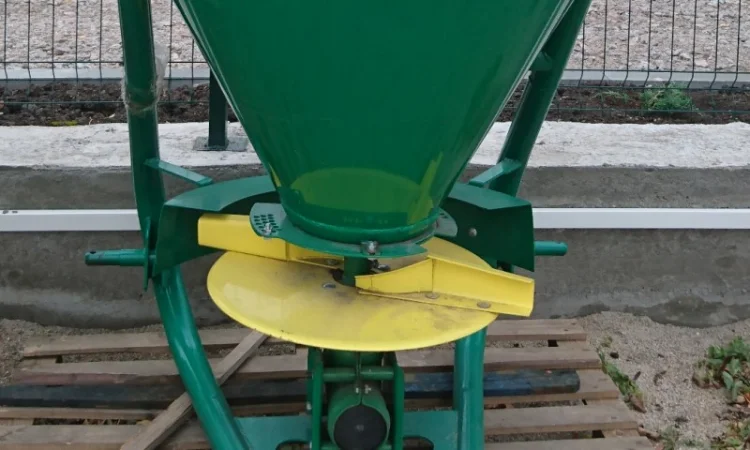 Разбрасыватель минеральных удобрений мвд 0, 7 - фото № 5