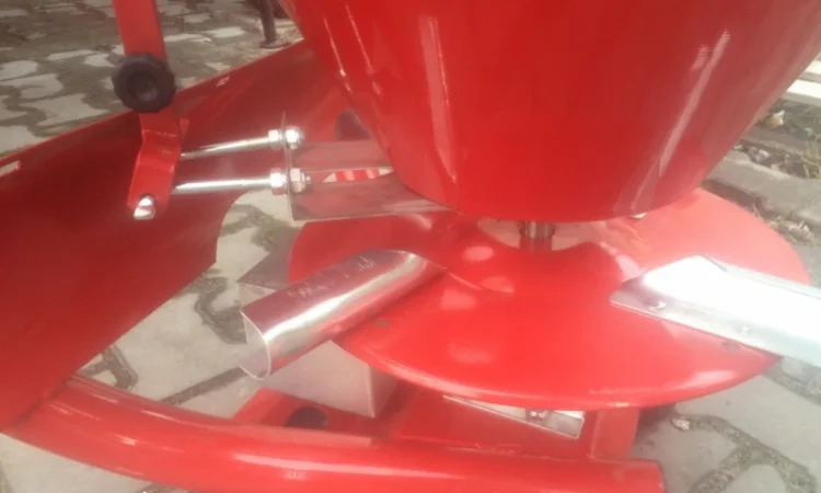 Лейка, лійка, разбрасиватель удобрений 500кг, розкидач міндобрив Польша - фото № 4