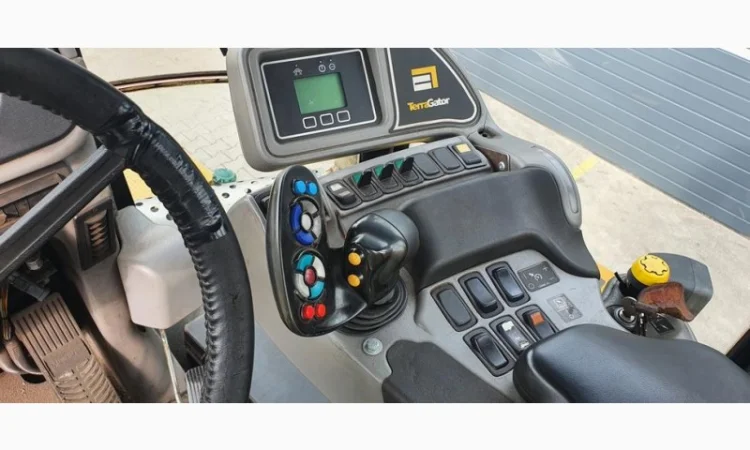 Самохідний розкидач органічних добрив Challanger Terra Gator 2244 - фото № 5