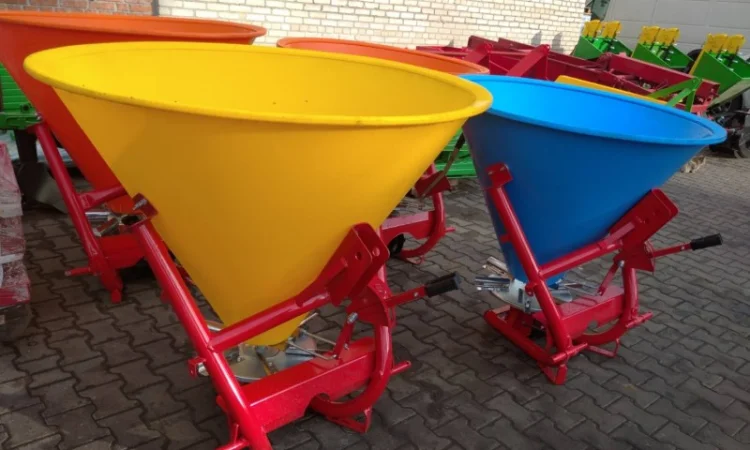 Розкидач міндобрив 300кг, 500кг, 650кг 1000кг польський(пластик, метал) - фото № 1