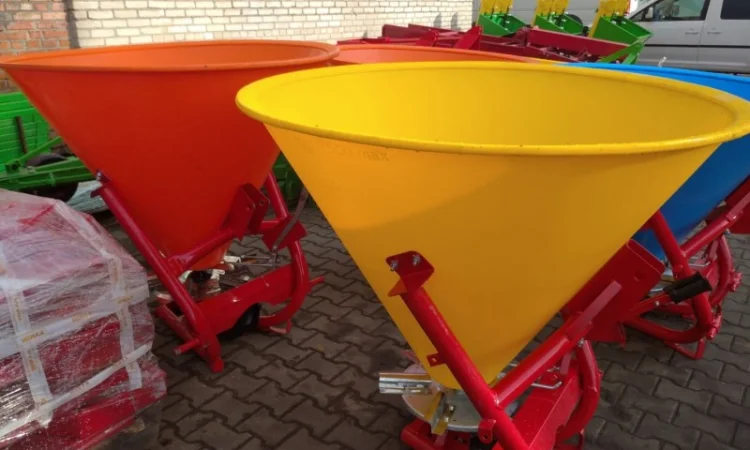 Розкидач міндобрив 300кг, 500кг, 650кг 1000кг польський(пластик, метал) - фото № 2