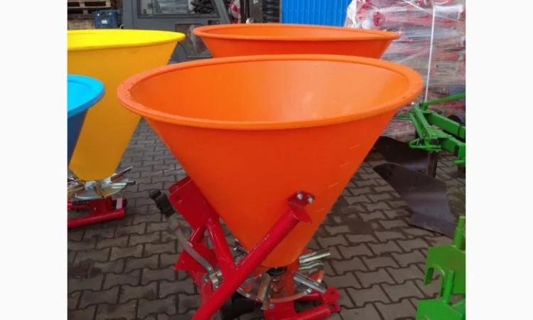 Розкидач міндобрив 300кг, 500кг, 650кг 1000кг польський(пластик, метал) - фото № 3