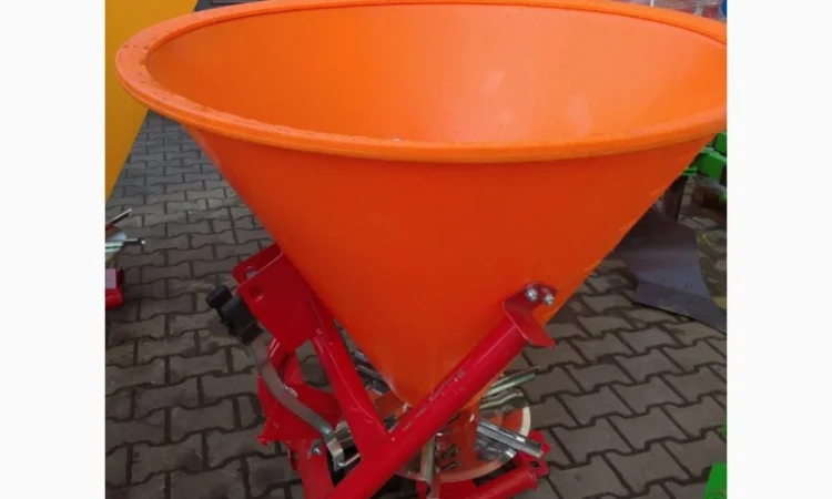 Розкидач міндобрив 300кг, 500кг, 650кг 1000кг польський(пластик, метал) - фото № 4