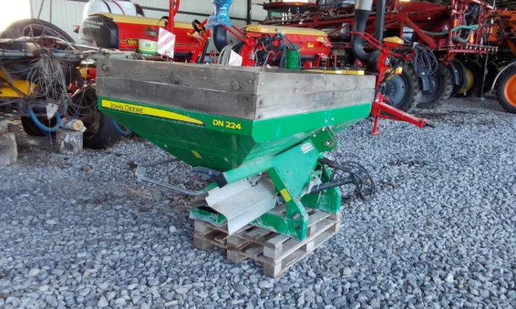 Продам розкидач добрив John Deere DN224 900л - фото № 1