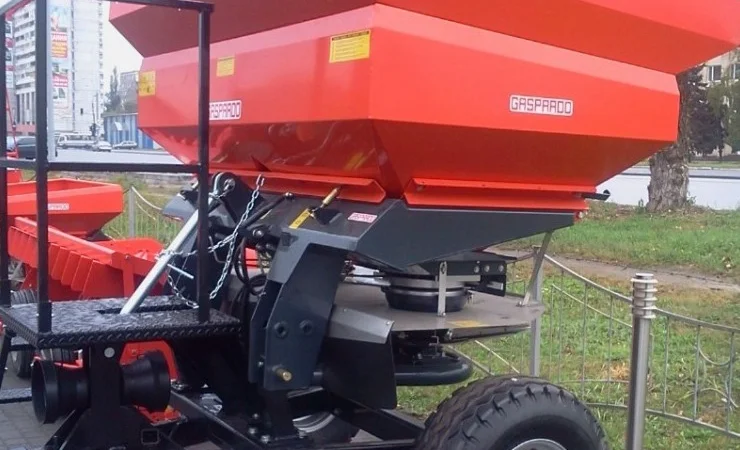 Разбрасыватель минеральных удобрений ZENO 32 GASPARDO (объем бункера 3000 л.) - фото № 1