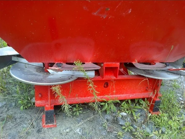 Расбрасыватели удобрений Jar-met, Польша 500, 650, 1000 кг (пластмаса, железо) - фото № 4