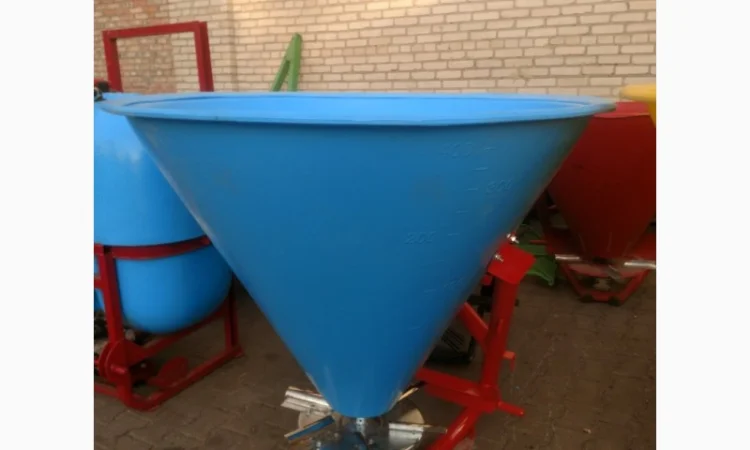 Разбрасыватель удобрений лейка рум 200 - 300 - 500 - 650 Польша - фото № 1