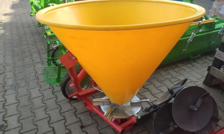 Розкидач міндобрив лійка рум 200 300 500 650 кг Польща - фото № 1
