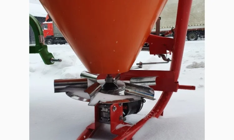 Розкидач міндобрив лійка рум 200 300 500 650 кг Польща - фото № 11