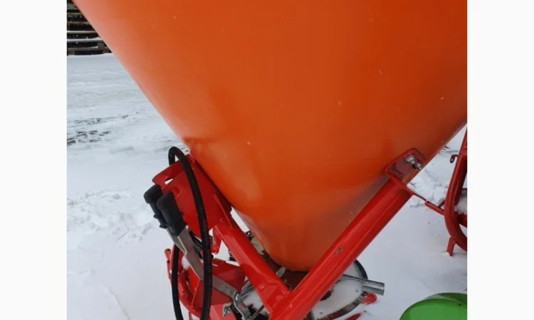 Розкидач міндобрив лійка рум 200 300 500 650 кг Польща - фото № 9