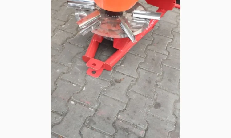 Розкидач міндобрив лійка рум 200 300 500 650 кг Польща - фото № 6