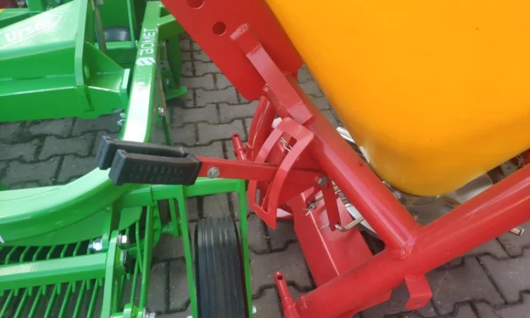 Розкидач міндобрив лійка рум 200 300 500 650 кг Польща - фото № 19