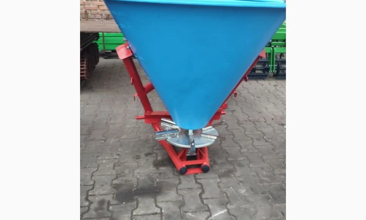 Розкидач міндобрив лійка рум 200 300 500 650 кг Польща - фото № 3