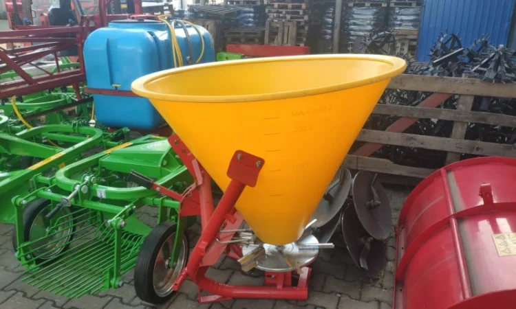 Розкидач міндобрив лійка рум 200 300 500 650 кг Польща - фото № 18