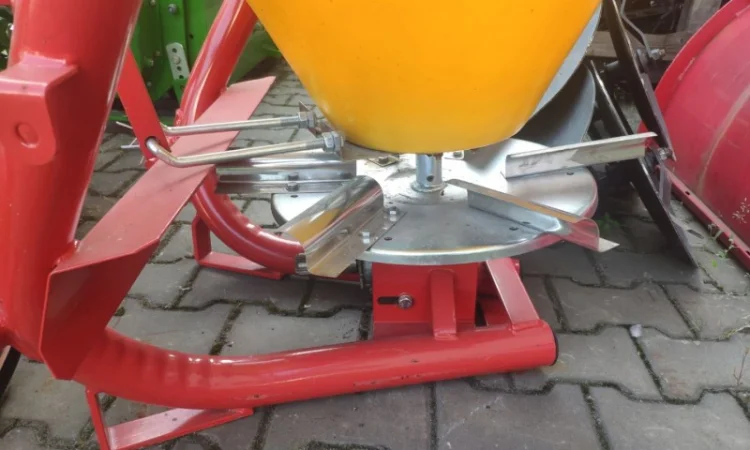 Розкидач міндобрив лійка рум 200 300 500 650 кг Польща - фото № 16