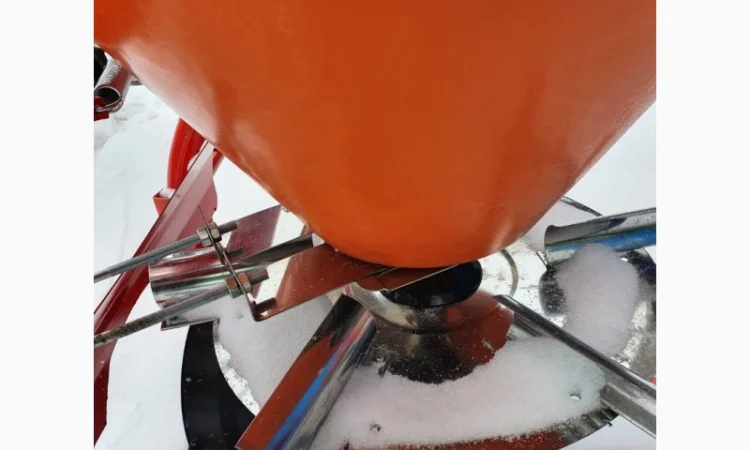 Розкидач міндобрив лійка рум 200 300 500 650 кг Польща - фото № 15