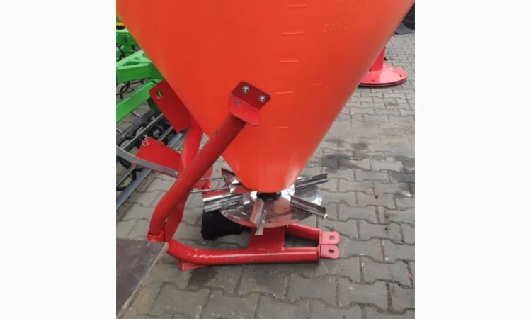 Розкидач міндобрив лійка рум 200 300 500 кг Strumyk - фото № 1