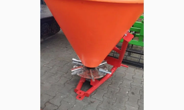 Розкидач міндобрив лійка рум 200 300 500 кг Strumyk - фото № 11