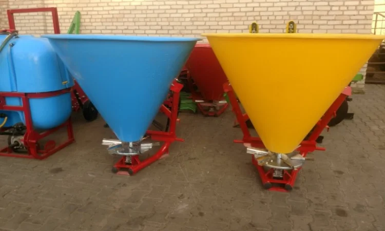 Розкидач міндобрив лійка рум 200 300 500 кг Strumyk - фото № 7