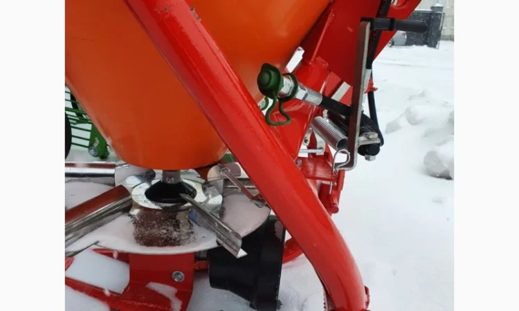 Розкидач міндобрив лійка рум 200 300 500 кг Strumyk - фото № 16