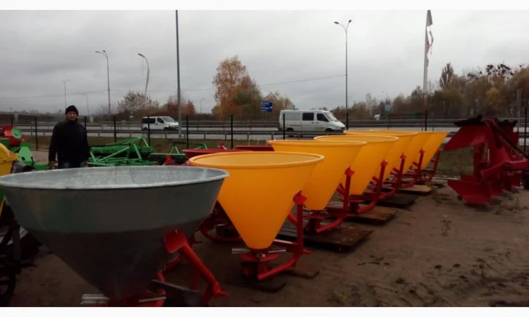 Разбрасыватель минеральных удобрений на 500 кг (бак пластиковый) фирмы Jar Met - фото № 8