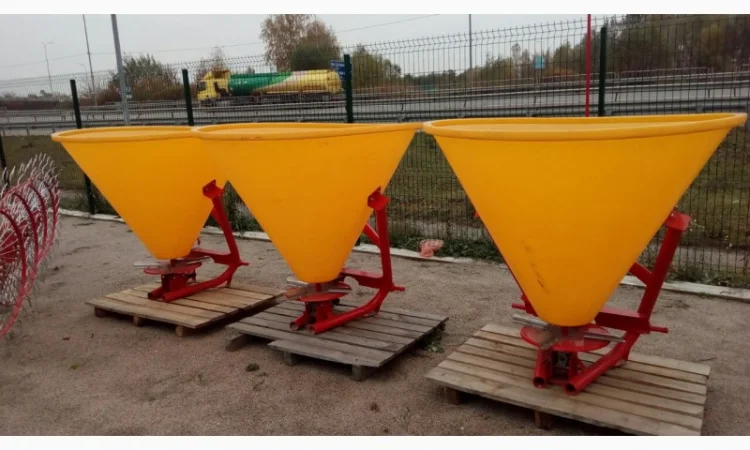 Разбрасыватель минеральных удобрений на 500 кг (бак пластиковый) фирмы Jar Met - фото № 2