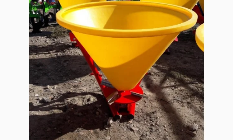 Розкидач мінеральних добрив на 300 кг (бак пластиковий) фірми Jar-Met - фото № 8