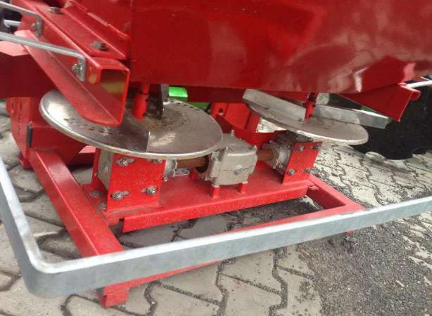 Разбрасыватель удобрений Jar Met 1000 л - фото № 4