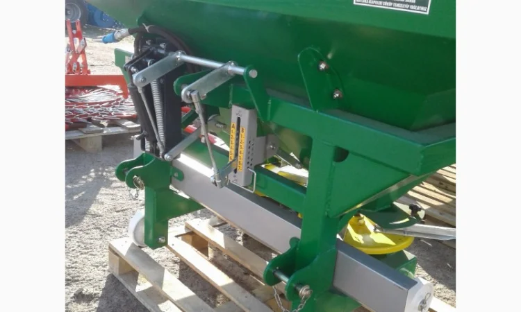 Разбрасыватель удобрений «LAND FORCE» 1000-1200 л - фото № 3