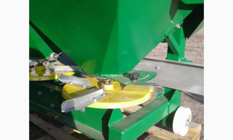 Разбрасыватель минеральных удобрений 1000-1200 л - фото № 9