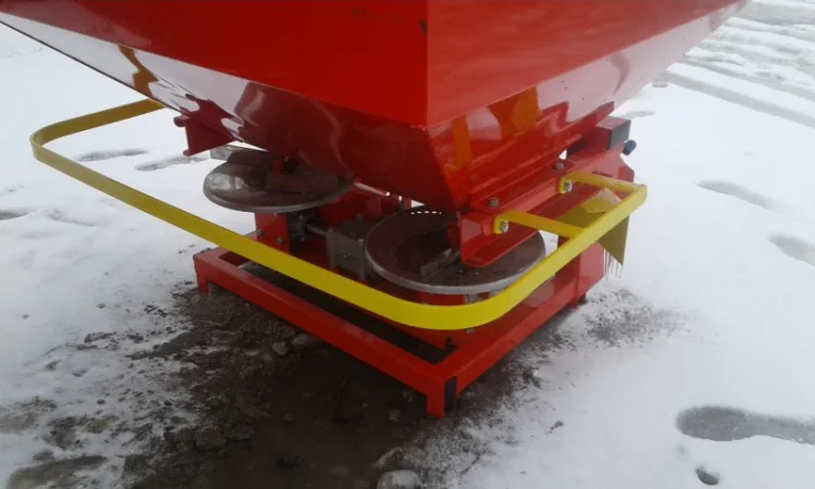 Розкидач міндобрив навісний Jar Met з карданом - фото № 3