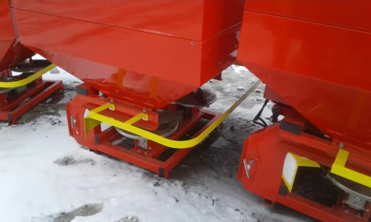 Розкидач міндобрив навісний Jar Met з карданом - фото № 4