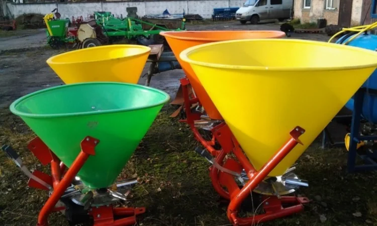 Розкидач мін-добрив 500 л (диски і лопатки із неражвіючої сталі) - фото № 1