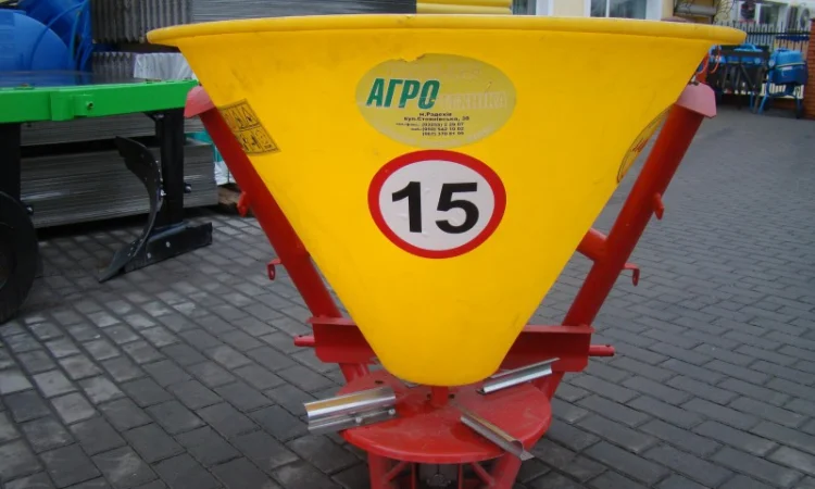 Лейка навесная на 300л разбрасывания минудобрений - фото № 1