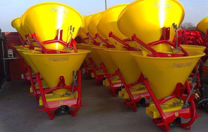 Розкидачі мінеральних добрив 200, 300, 500, 650 л (метал або пластік) - фото № 1