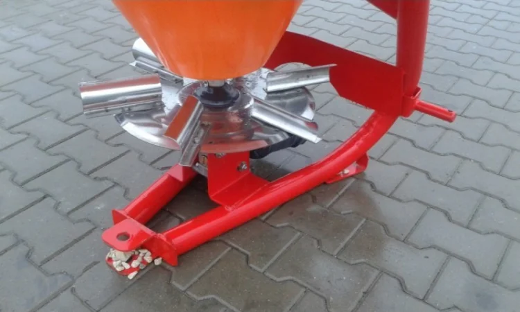 Навісний розкидач добрив STRUMYK на 300 літрів (диск із неражвіючої сталі) - фото № 2