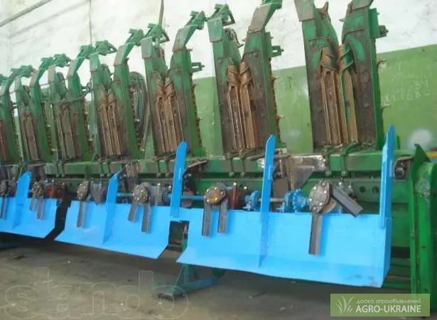 Установка измельчителя на кукурузные жатки John Deere - фото № 1