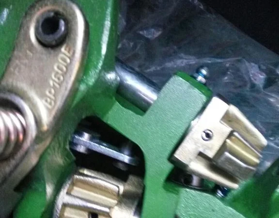 В'язальний апарат JOHN DEERE до прес-підбирача JOHN DEERE 339, 349, 359, 459 - фото № 4