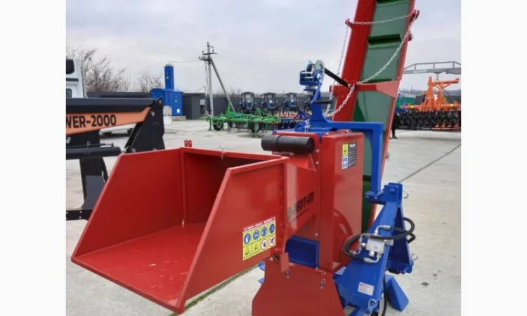 Подрібнювач гілок PG-160T-КR навісний на трактор з поворотною транспортувальною стрічкою - фото № 1