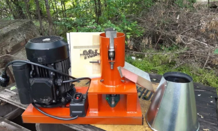 Гранулятор кормовой 2.2 кВт 60 кг.час матрица 120 мм - фото № 1