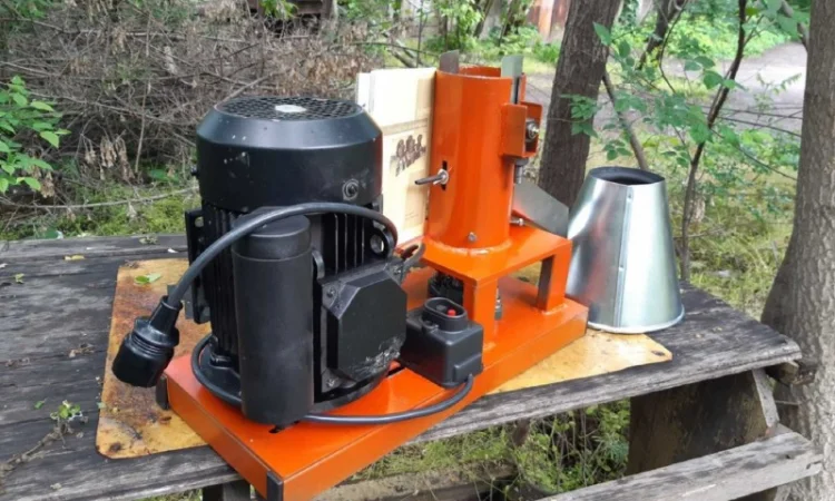 Гранулятор кормовой 1.5 кВт на 40 кг час матрица 100 мм - фото № 1