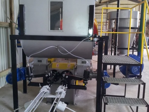 Пресс для производства топливных брикетов из отходов древесины и соломы - фото № 1