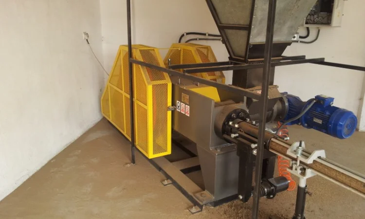 Пресс для производства топливных брикетов из отходов древесины и соломы - фото № 3