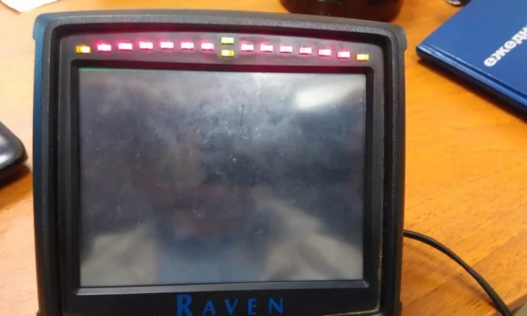 Замена сенсора(тачскрина дисплея) курсоуказатель параллельное вождение Raven Cruizer 1 и 2 - фото № 3