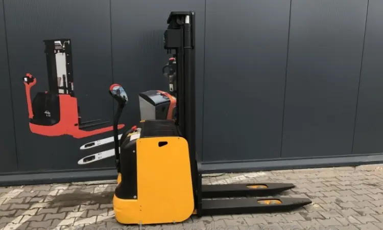 Электрический штабелер HYSTER S 1.6т 3, 0м-высота подъема - фото № 1