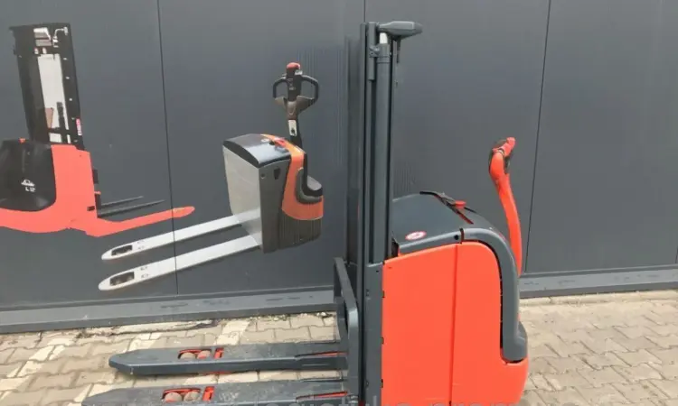 Электрический штабелер LINDE L14 1, 4т 2.4м-высота подъема - фото № 1