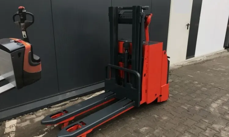 Б/У Штабелер электрический самодвижной LINDE L12L 1, 2т 2, 0м батарея 2010 г - фото № 7