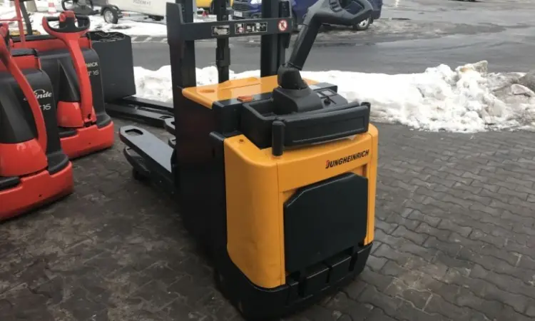 Штабелер электрический Jungheinrich ERD 220 D нижние вилы 2т верхние 1т 1, 8м - фото № 2