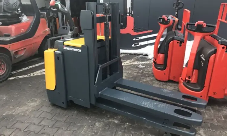 Штабелер электрический Jungheinrich ERD 220 D нижние вилы 2т верхние 1т 1, 8м - фото № 3