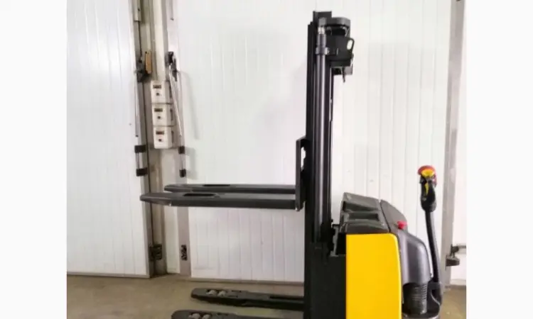 Штабелер электрический поводковый OM Komatsu 1.4-2т 5.00м - фото № 11